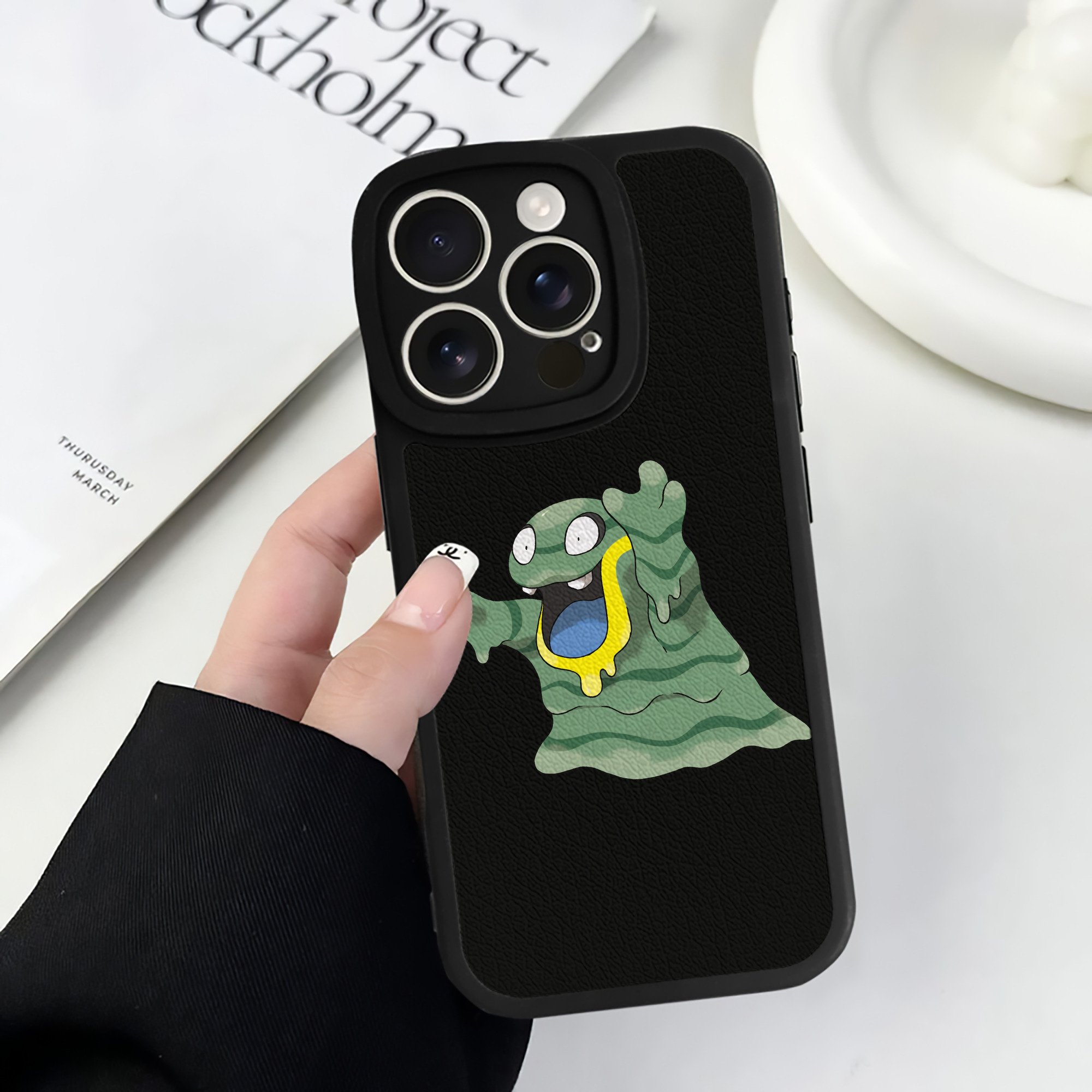 （画像用） ポケットモンスター Pokémon 【iPhone 16シリーズ対応】シリコンスマホケース（レザー調） 材質：シリコン